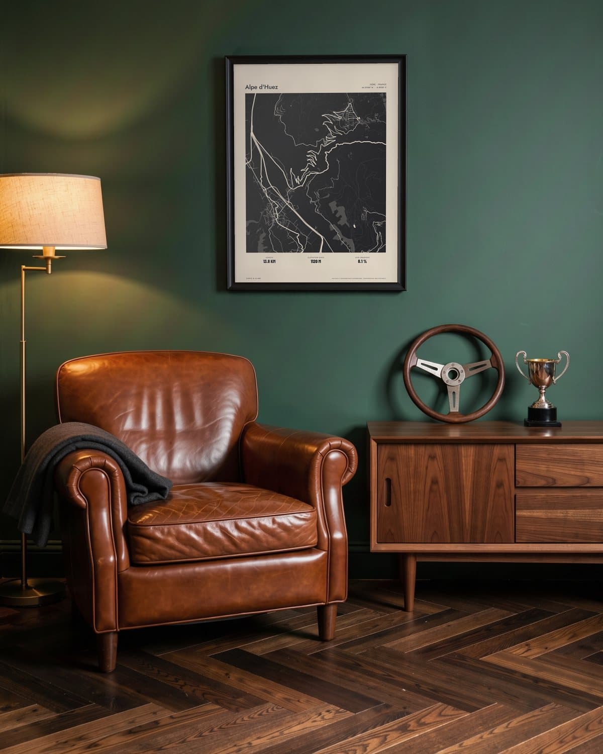Alpe d'Huez Atlas Black kaartposter in een zwarte lijst (45 × 60 cm) in een groene leeskamer