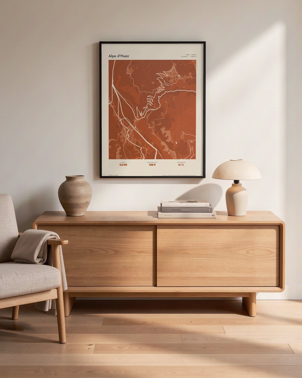 Alpe d'Huez Atlas Burnt Orange kaartposter in een zwarte lijst (45 × 60 cm) in een woonkamer