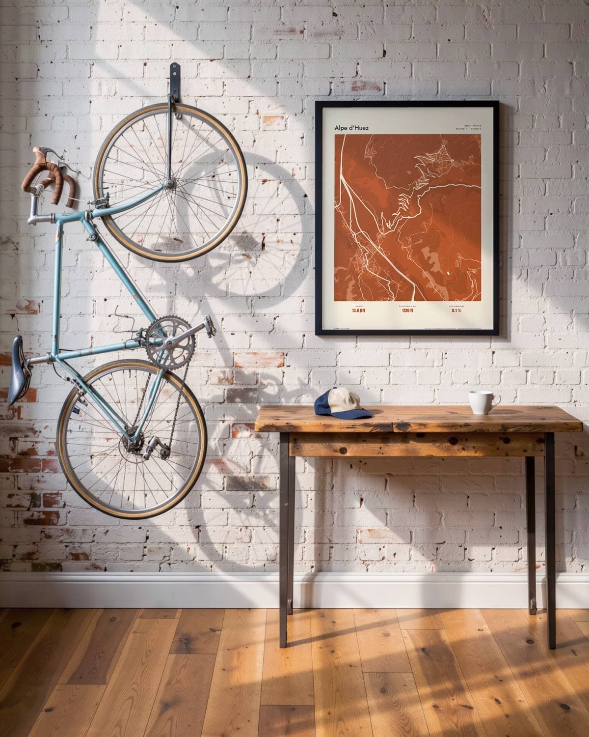 Alpe d'Huez Atlas Burnt Orange kaartposter in een zwarte lijst (45 × 60 cm) in een loft met een klassieke racefiets