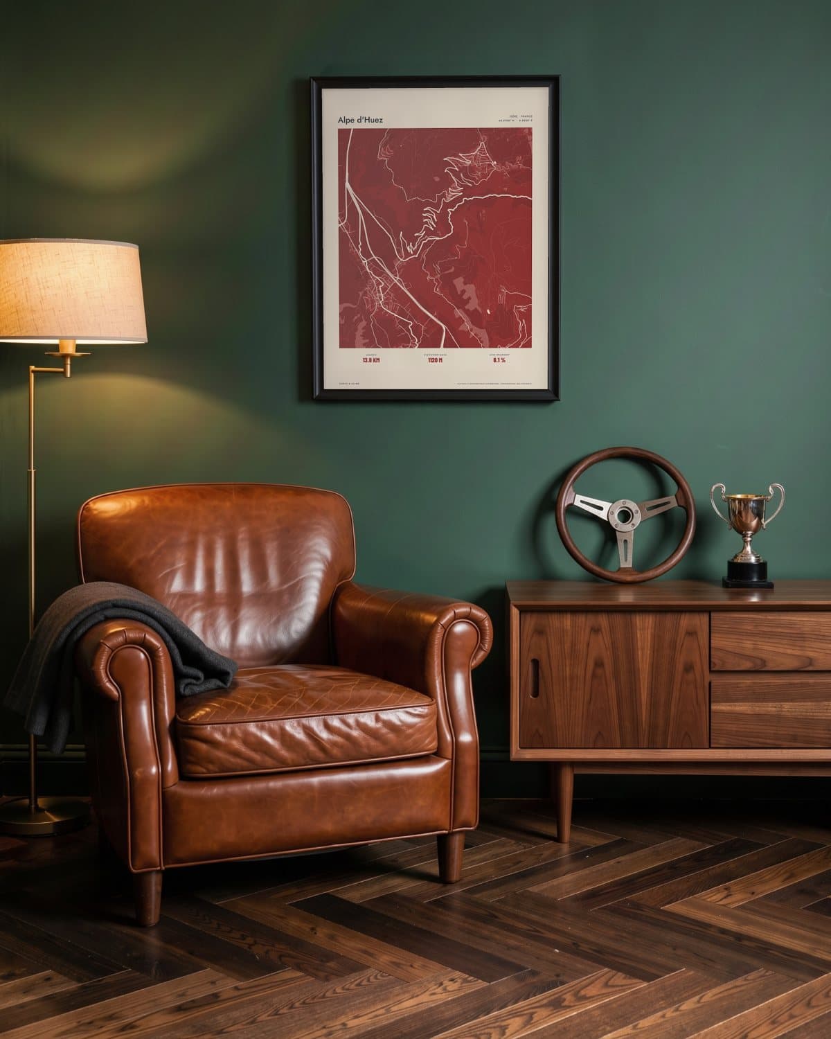Alpe d'Huez Atlas Deep Red kaartposter in een zwarte lijst (45 × 60 cm) in een groene leeskamer