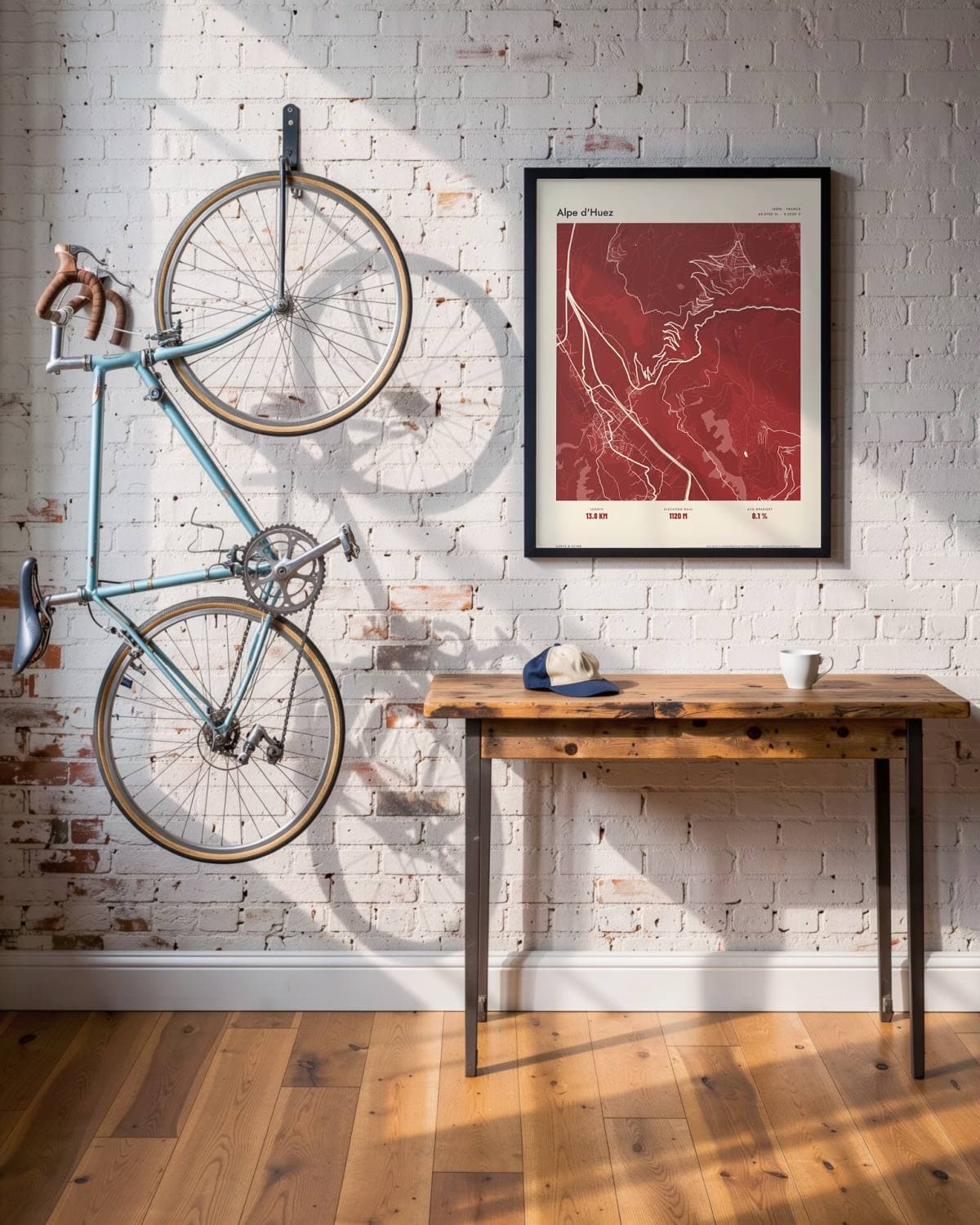 Alpe d'Huez Atlas Deep Red kaartposter in een zwarte lijst (45 × 60 cm) in een loft met een klassieke racefiets