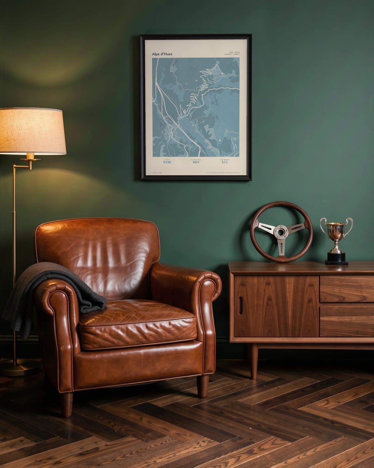 Alpe d'Huez Atlas Dusky Blue kaartposter in een zwarte lijst (45 × 60 cm) in een groene leeskamer