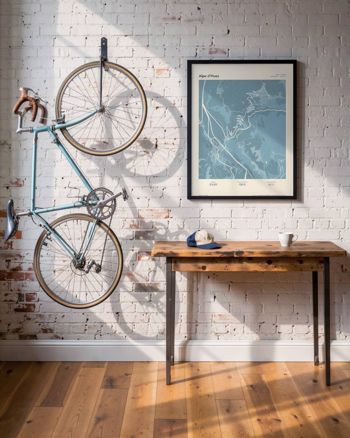 Alpe d'Huez Atlas Dusky Blue kaartposter in een zwarte lijst (45 × 60 cm) in een loft met een klassieke racefiets