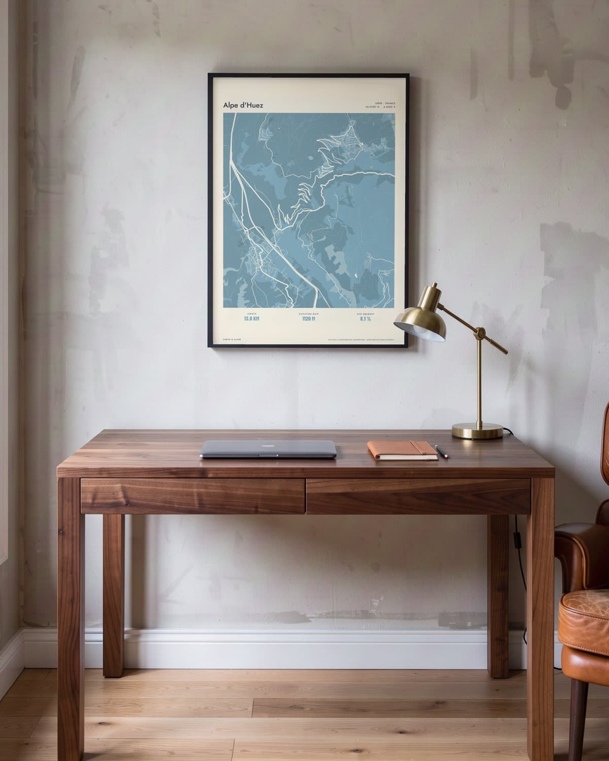 Alpe d'Huez Atlas Dusky Blue kaartposter in een zwarte lijst (45 × 60 cm) in een werkkamer
