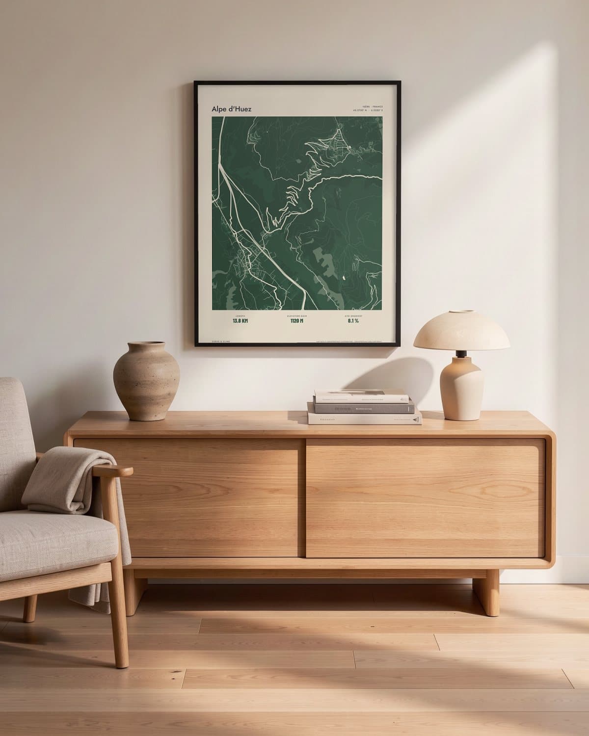 Alpe d'Huez Atlas Forest kaartposter in een zwarte lijst (45 × 60 cm) in een woonkamer