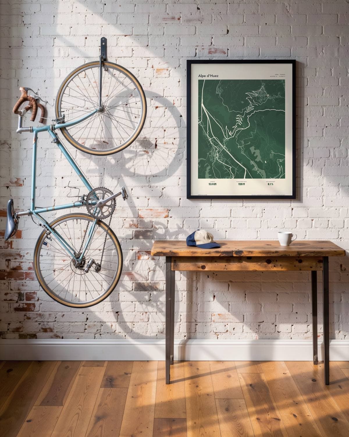 Alpe d'Huez Atlas Forest kaartposter in een zwarte lijst (45 × 60 cm) in een loft met een klassieke racefiets