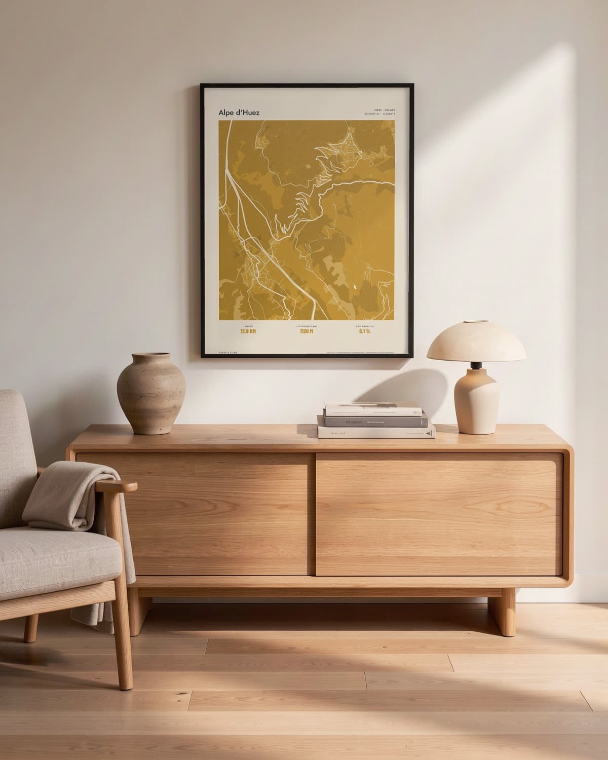 Alpe d'Huez Atlas Mustard kaartposter in een zwarte lijst (45 × 60 cm) in een woonkamer