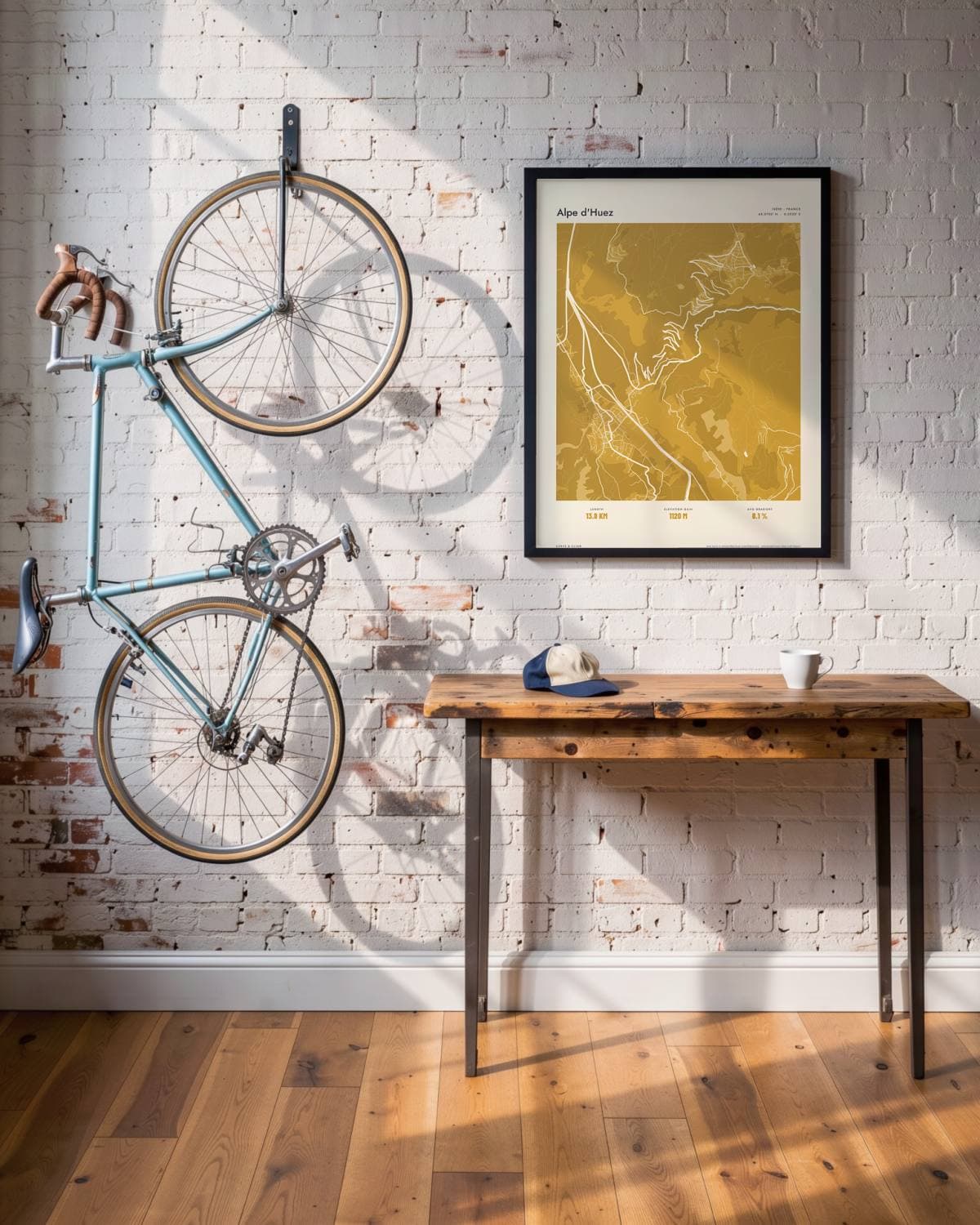 Alpe d'Huez Atlas Mustard kaartposter in een zwarte lijst (45 × 60 cm) in een loft met een klassieke racefiets