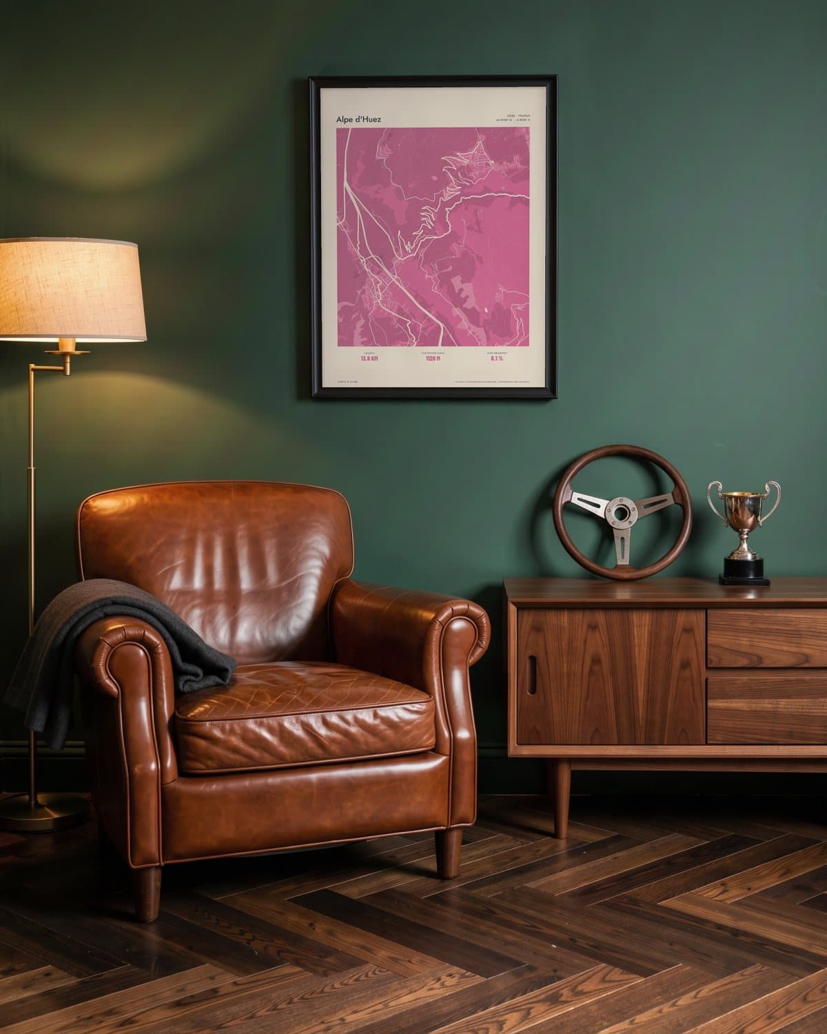 Alpe d'Huez Atlas Pink kaartposter in een zwarte lijst (45 × 60 cm) in een groene leeskamer