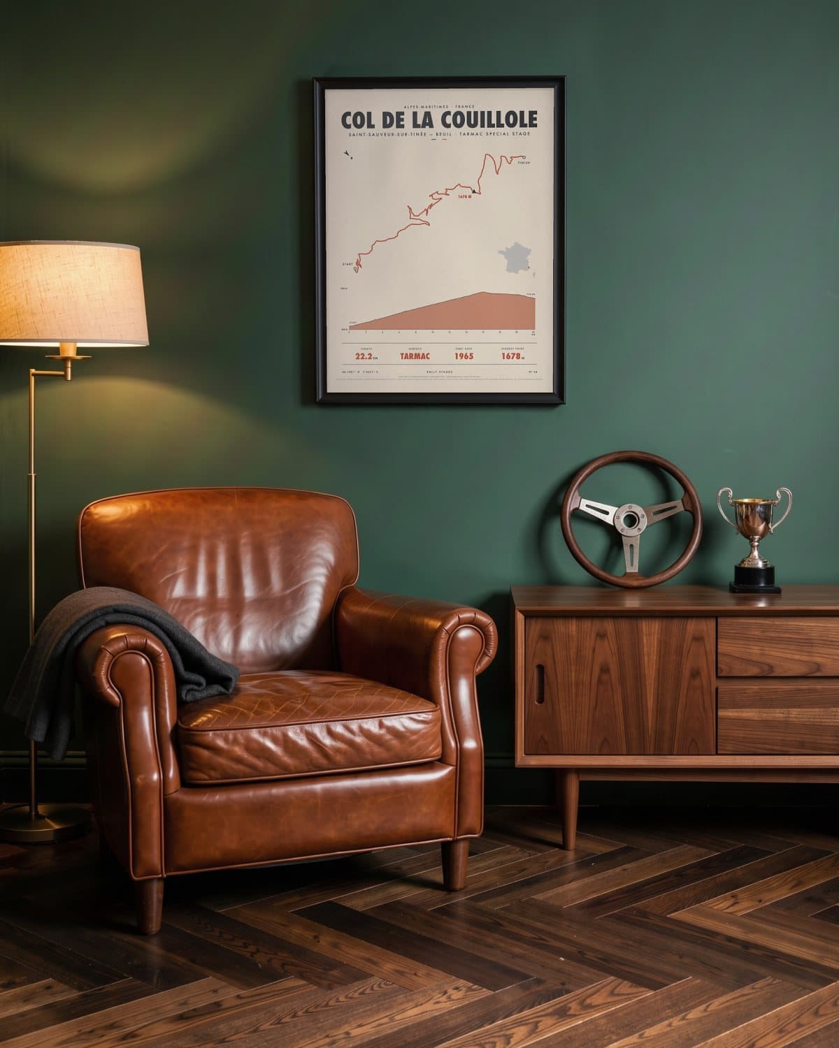 Col de la Couillole rallyproefposter in een zwarte lijst (45 × 60 cm) in een groene leeskamer