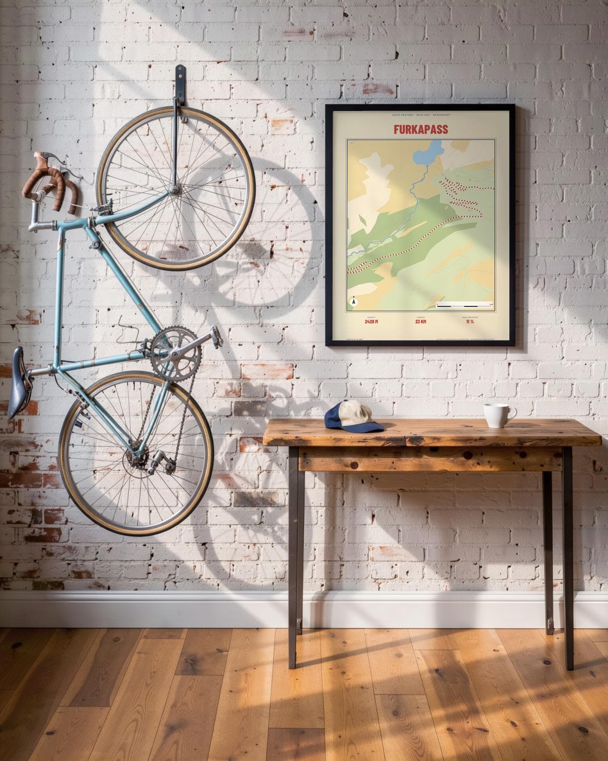 Furkapass Carte Routière kaartposter in een zwarte lijst (45 × 60 cm) in een loft met een klassieke racefiets