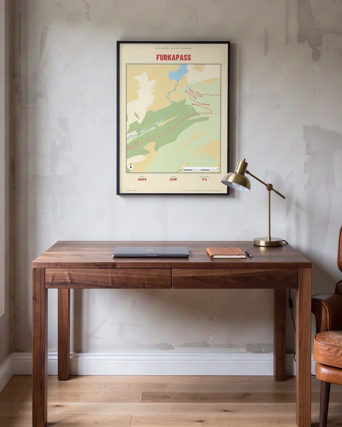 Furkapass Carte Routière kaartposter in een zwarte lijst (45 × 60 cm) in een werkkamer