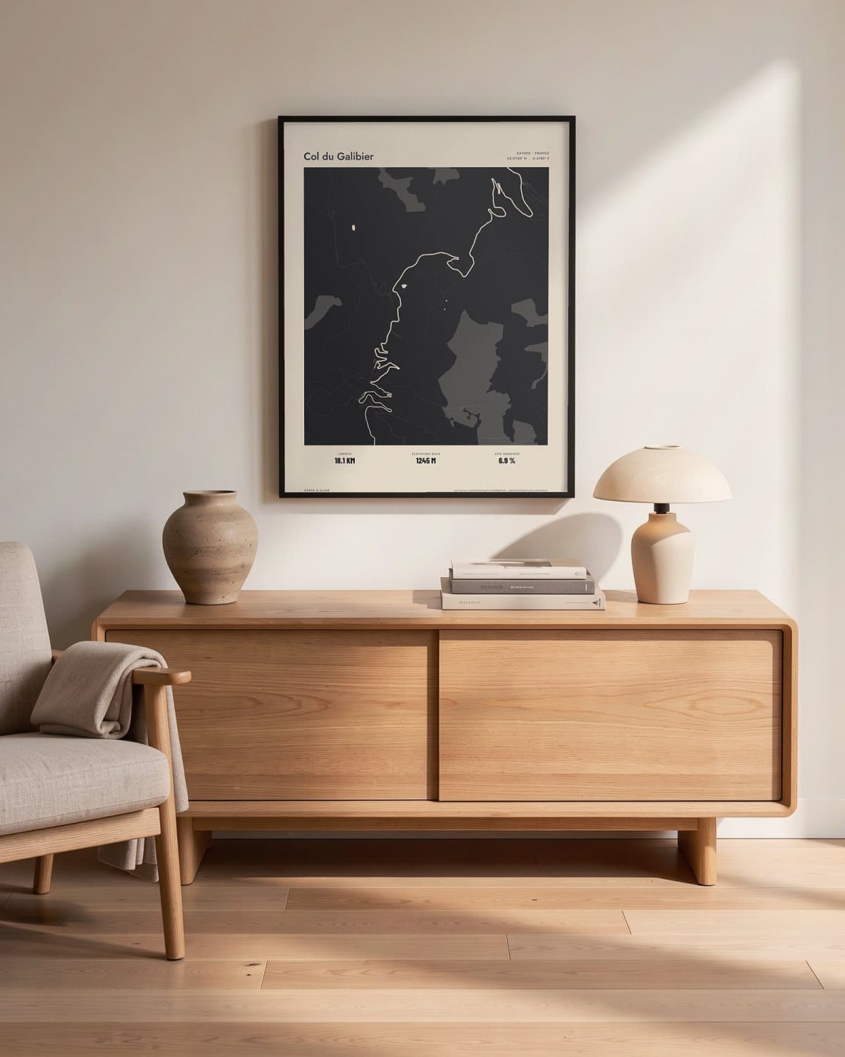 Col du Galibier Atlas Black kaartposter in een zwarte lijst (45 × 60 cm) in een woonkamer