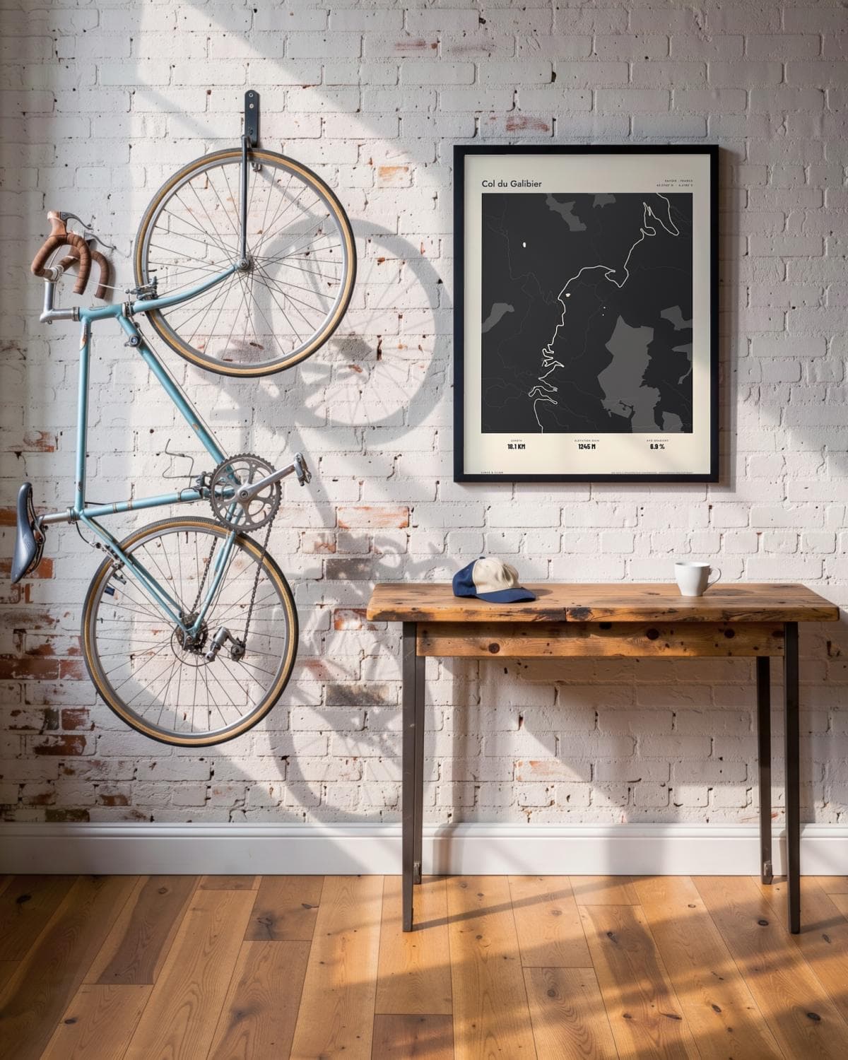 Col du Galibier Atlas Black kaartposter in een zwarte lijst (45 × 60 cm) in een loft met een klassieke racefiets