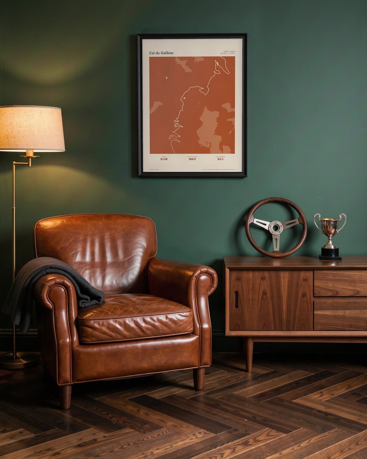 Col du Galibier Atlas Burnt Orange kaartposter in een zwarte lijst (45 × 60 cm) in een groene leeskamer