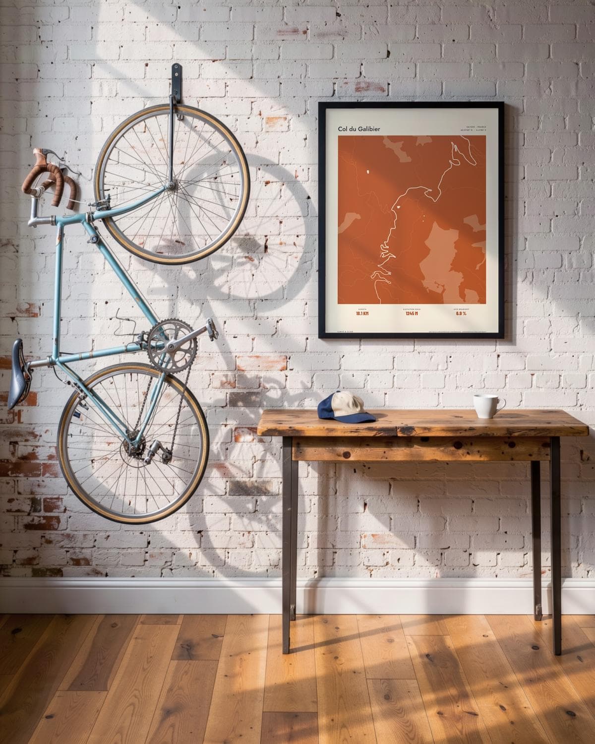 Col du Galibier Atlas Burnt Orange kaartposter in een zwarte lijst (45 × 60 cm) in een loft met een klassieke racefiets