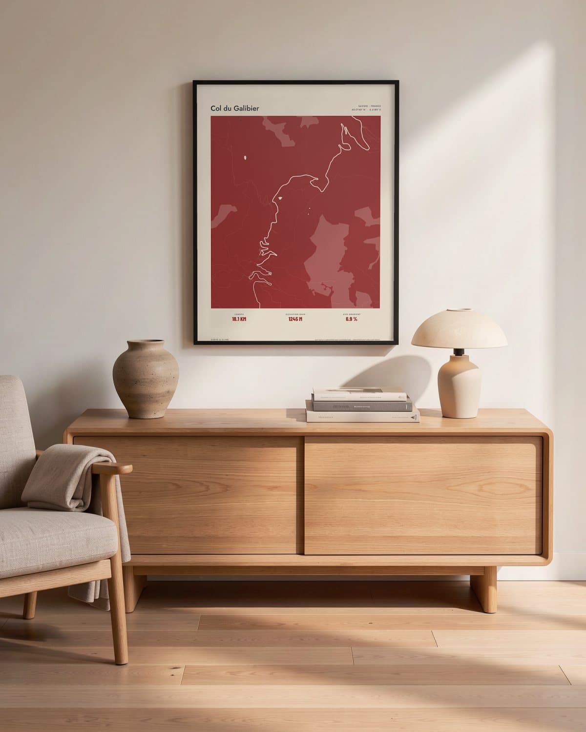 Col du Galibier Atlas Deep Red kaartposter in een zwarte lijst (45 × 60 cm) in een woonkamer