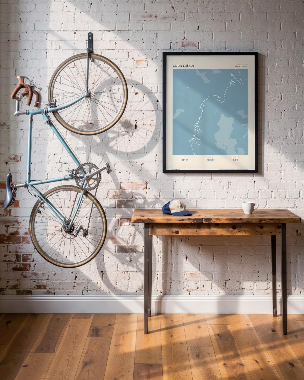 Col du Galibier Atlas Dusky Blue kaartposter in een zwarte lijst (45 × 60 cm) in een loft met een klassieke racefiets