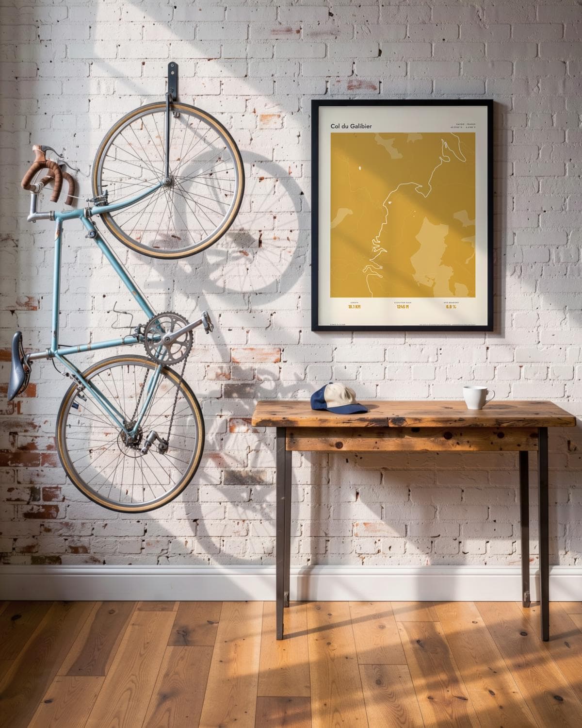 Col du Galibier Atlas Mustard kaartposter in een zwarte lijst (45 × 60 cm) in een loft met een klassieke racefiets