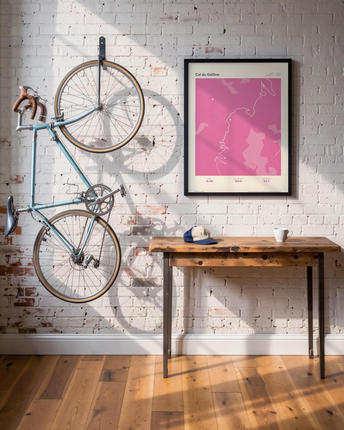 Col du Galibier Atlas Pink kaartposter in een zwarte lijst (45 × 60 cm) in een loft met een klassieke racefiets