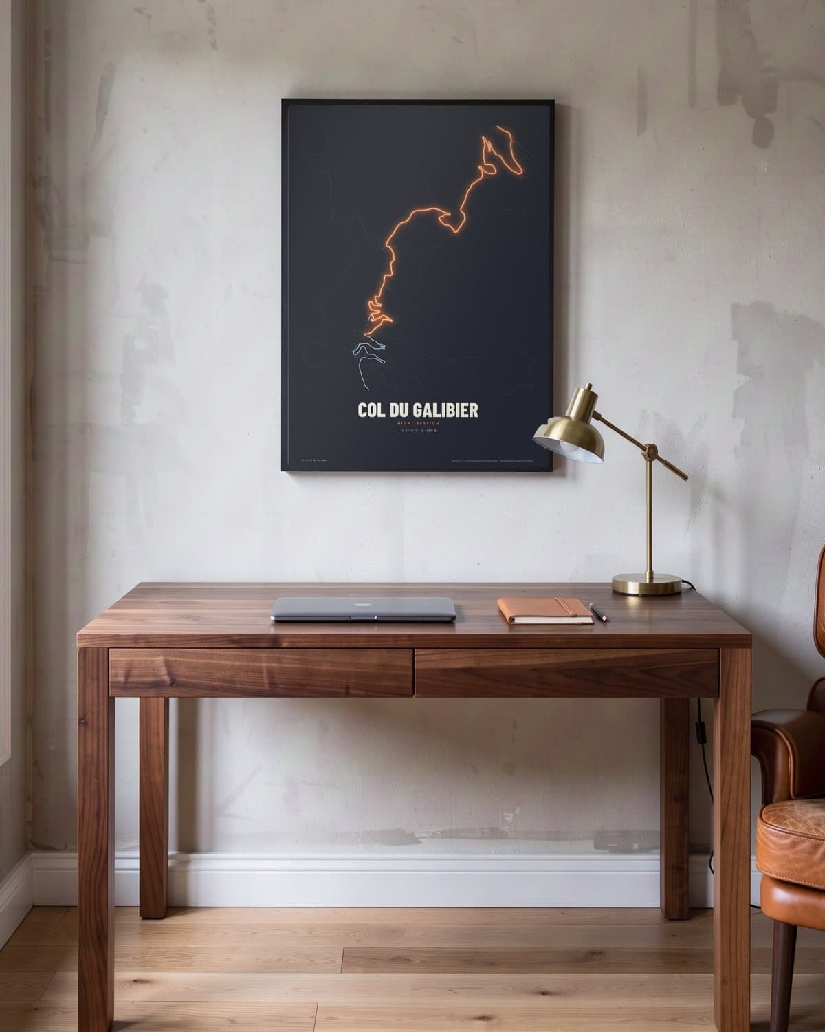 Col du Galibier Night Session kaartposter in een zwarte lijst (45 × 60 cm) in een werkkamer