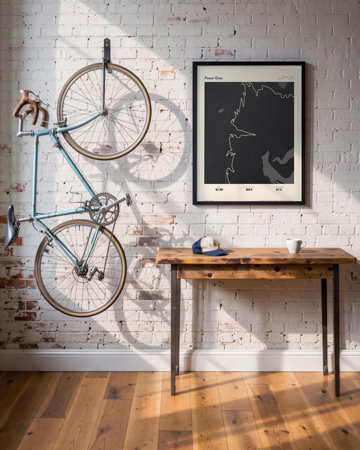 Passo Giau Atlas Black kaartposter in een zwarte lijst (45 × 60 cm) in een loft met een klassieke racefiets
