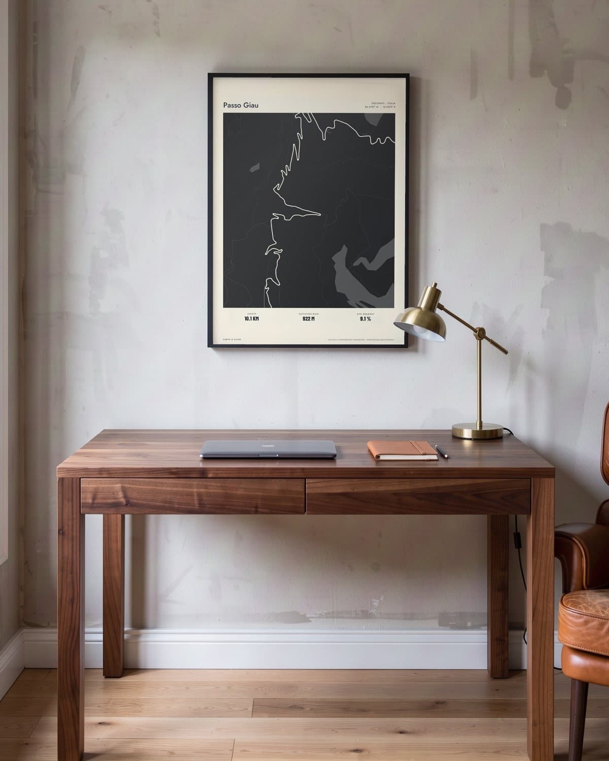 Passo Giau Atlas Black kaartposter in een zwarte lijst (45 × 60 cm) in een werkkamer