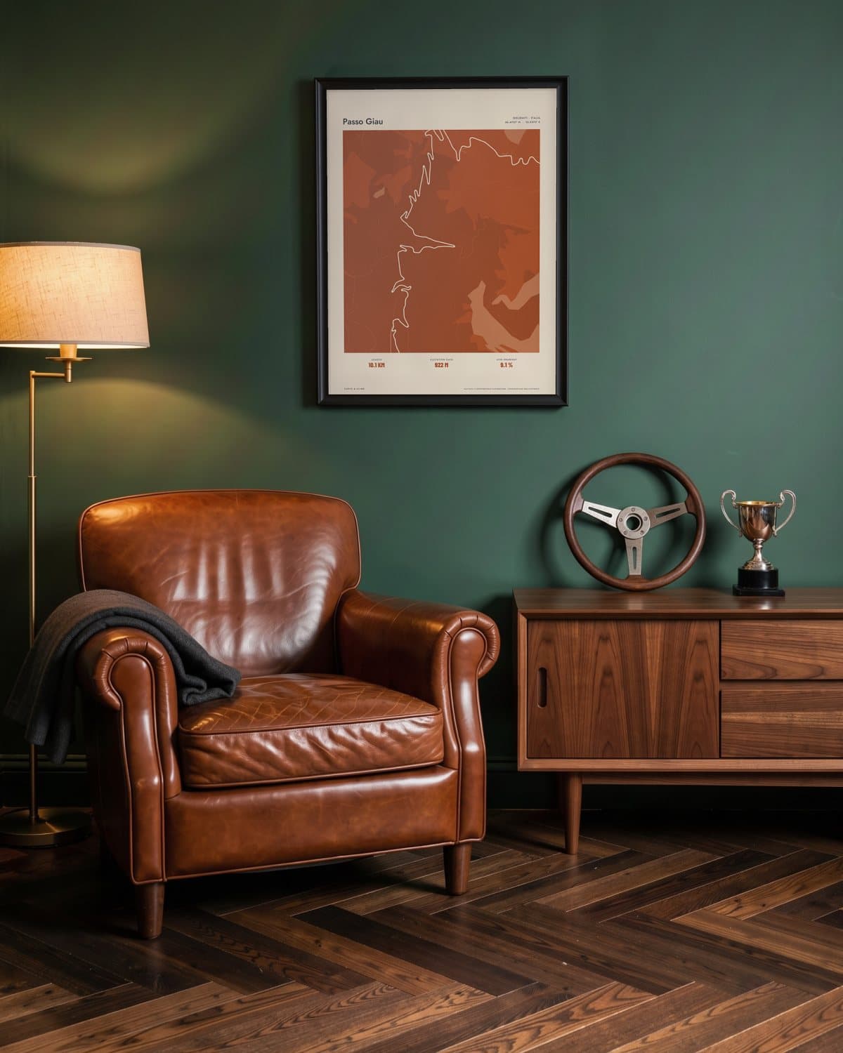 Passo Giau Atlas Burnt Orange kaartposter in een zwarte lijst (45 × 60 cm) in een groene leeskamer