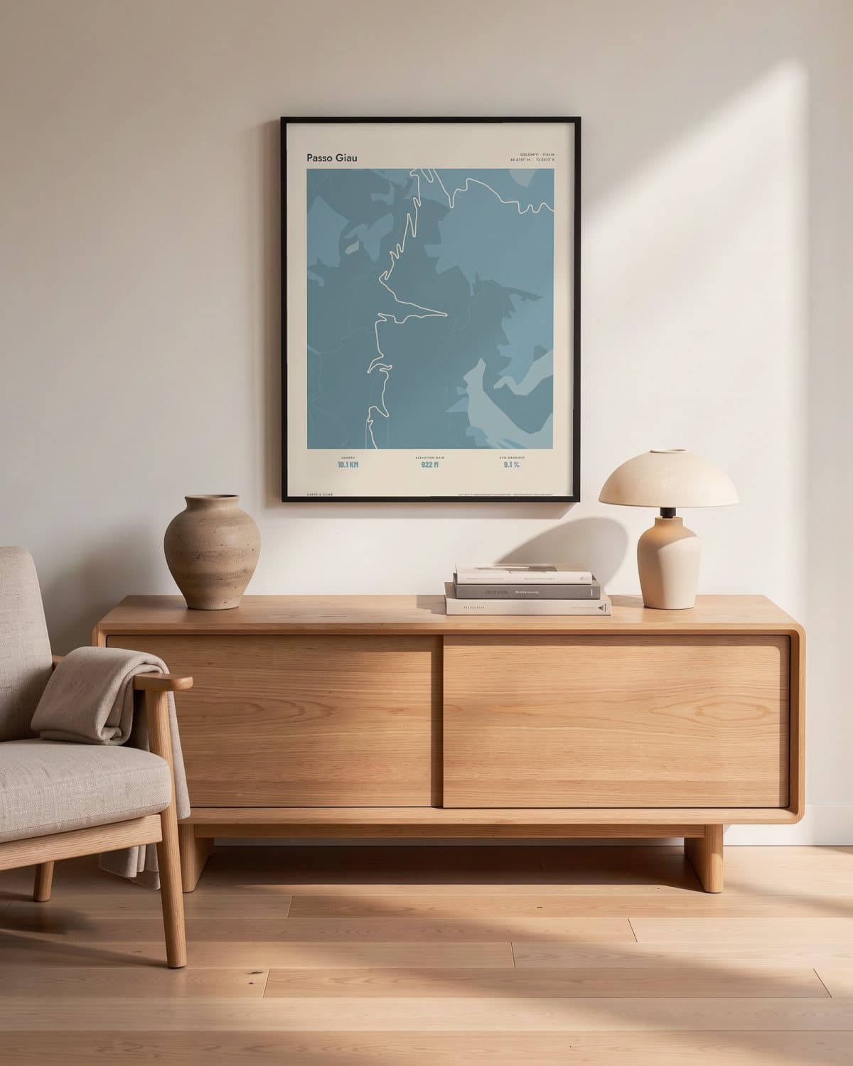 Passo Giau Atlas Dusky Blue kaartposter in een zwarte lijst (45 × 60 cm) in een woonkamer