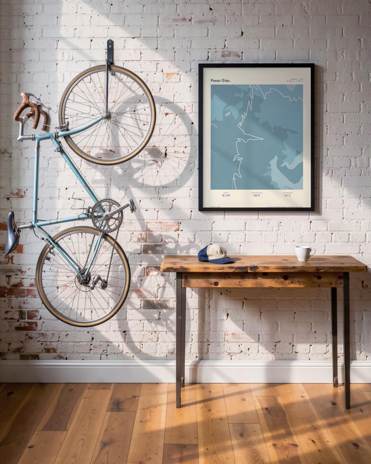 Passo Giau Atlas Dusky Blue kaartposter in een zwarte lijst (45 × 60 cm) in een loft met een klassieke racefiets