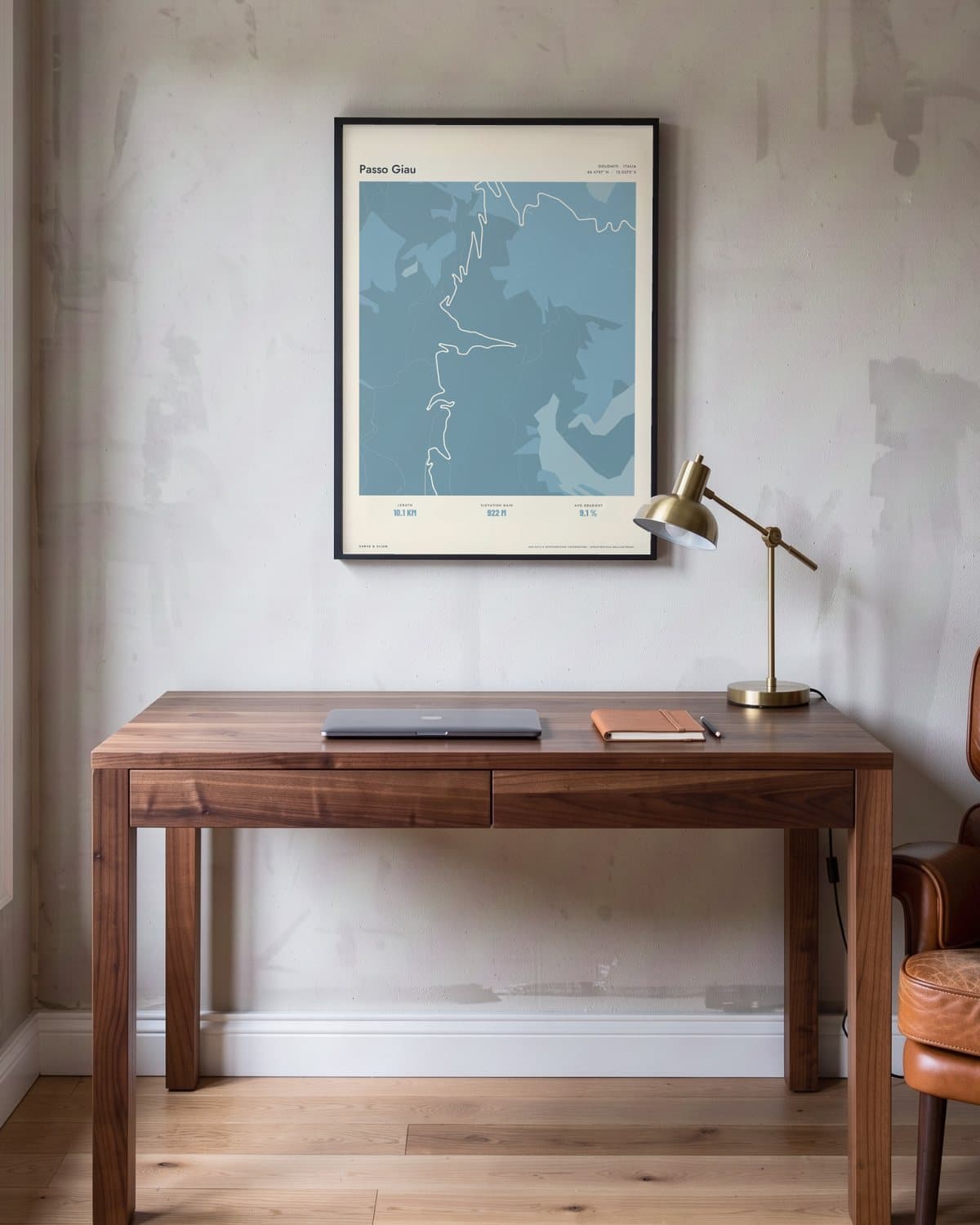 Passo Giau Atlas Dusky Blue kaartposter in een zwarte lijst (45 × 60 cm) in een werkkamer