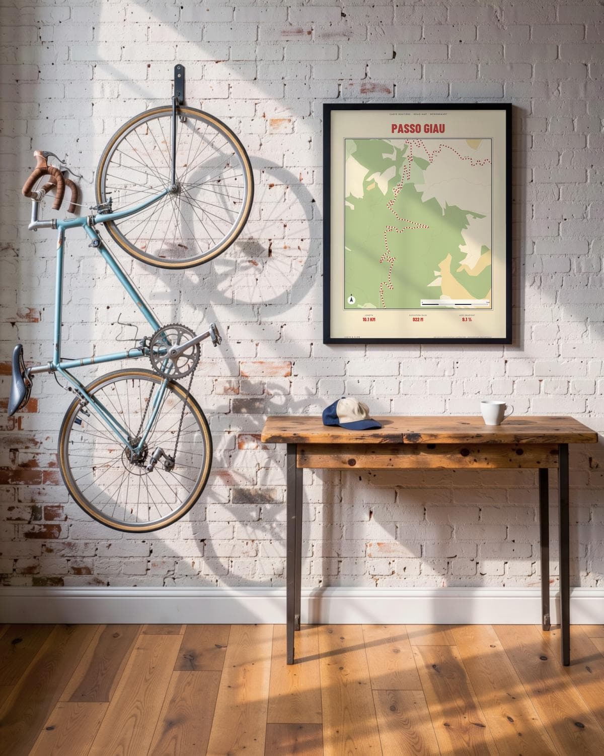Passo Giau Carte Routière kaartposter in een zwarte lijst (45 × 60 cm) in een loft met een klassieke racefiets