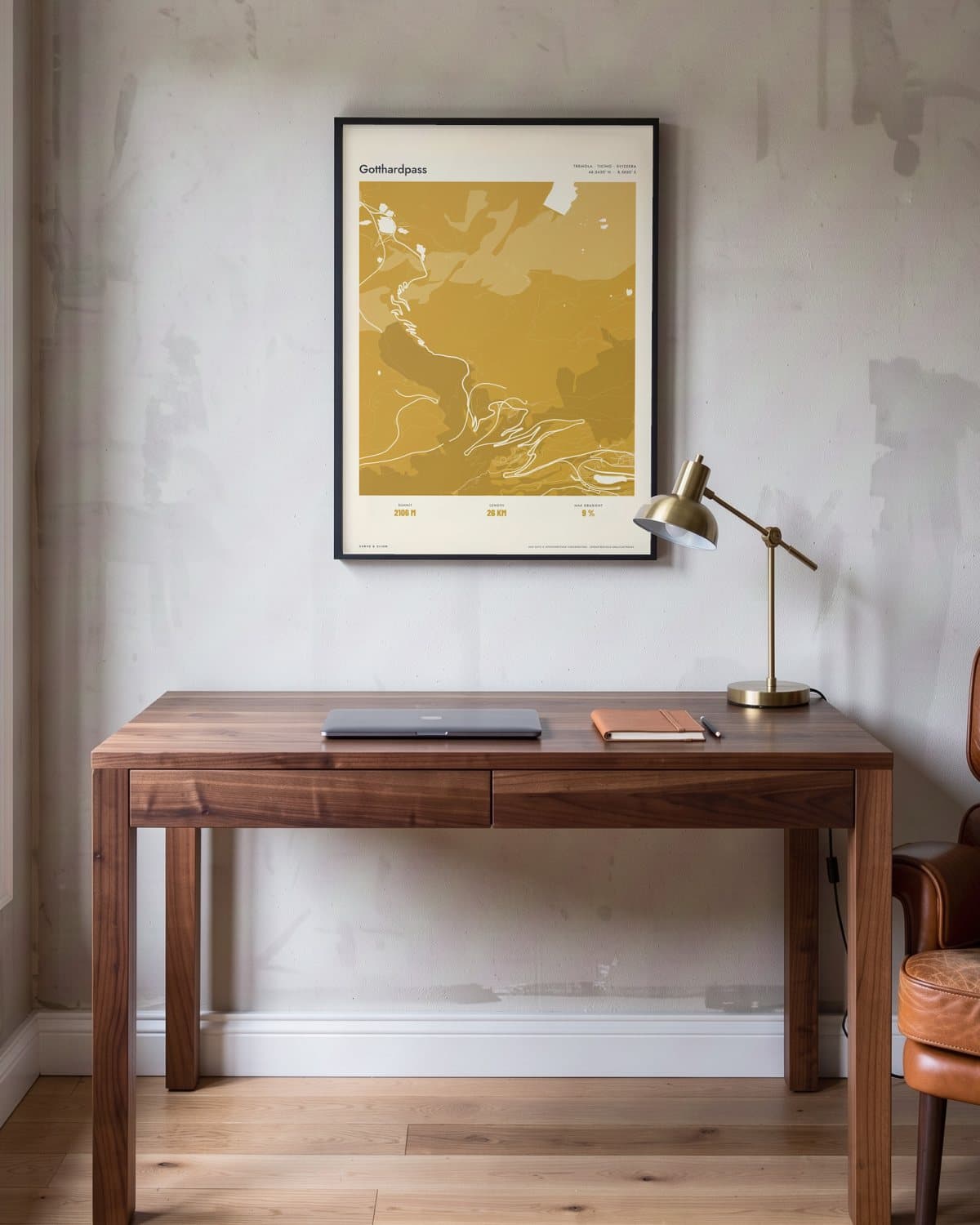 Gotthardpass Atlas Mustard kaartposter in een zwarte lijst (45 × 60 cm) in een werkkamer
