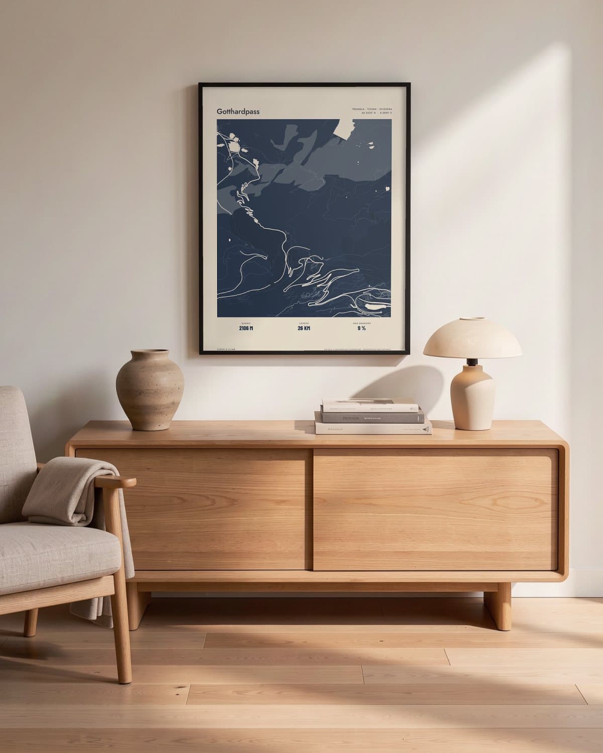 Gotthardpass Atlas Navy kaartposter in een zwarte lijst (45 × 60 cm) in een woonkamer