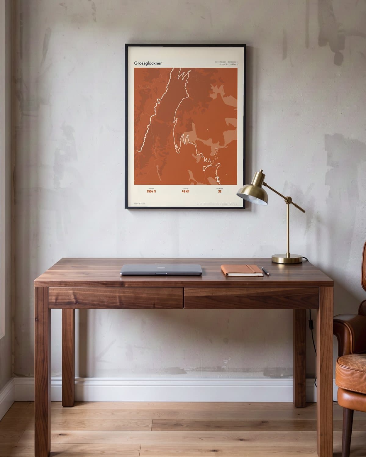 Grossglockner Atlas Burnt Orange kaartposter in een zwarte lijst (45 × 60 cm) in een werkkamer