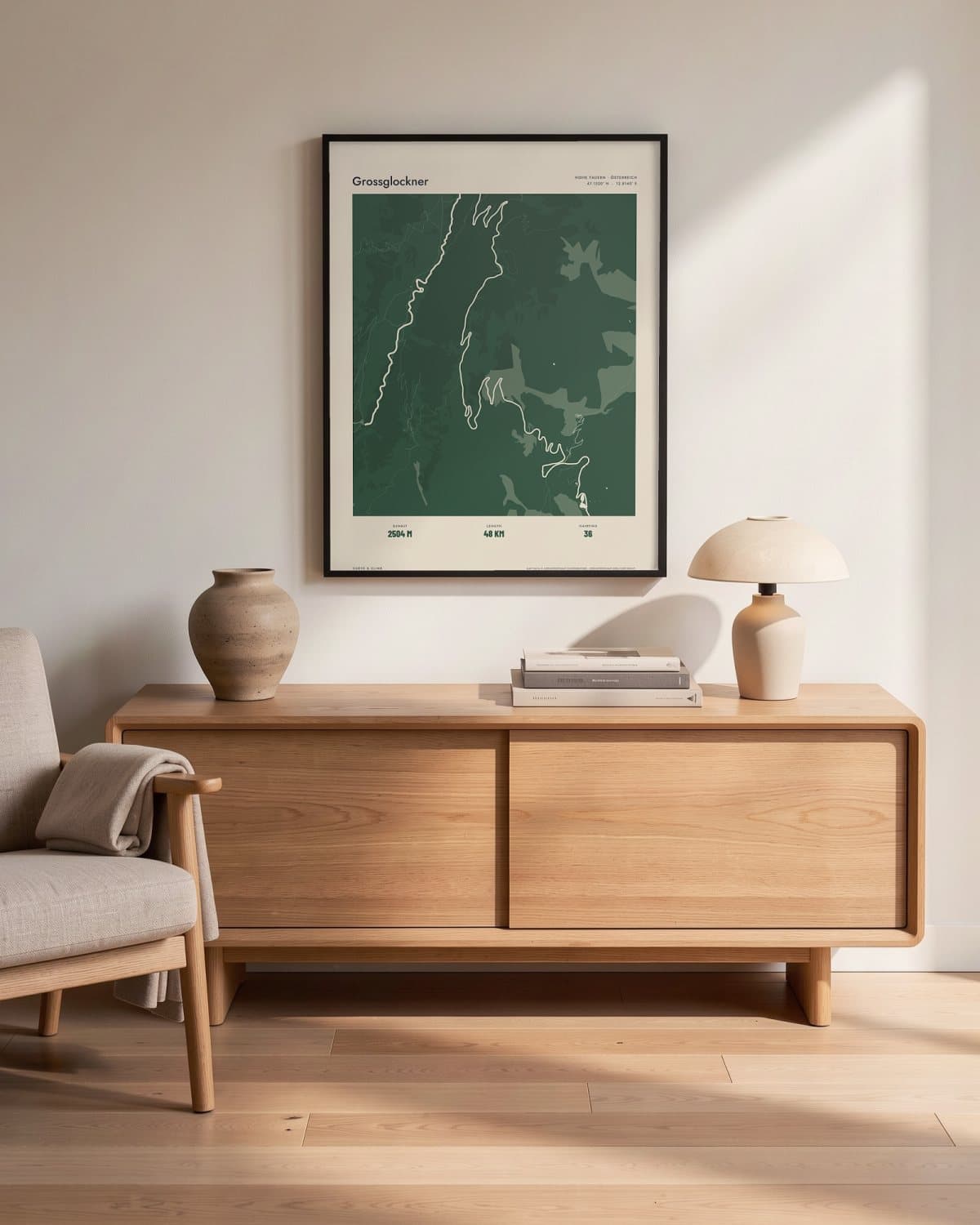 Grossglockner Atlas Forest kaartposter in een zwarte lijst (45 × 60 cm) in een woonkamer