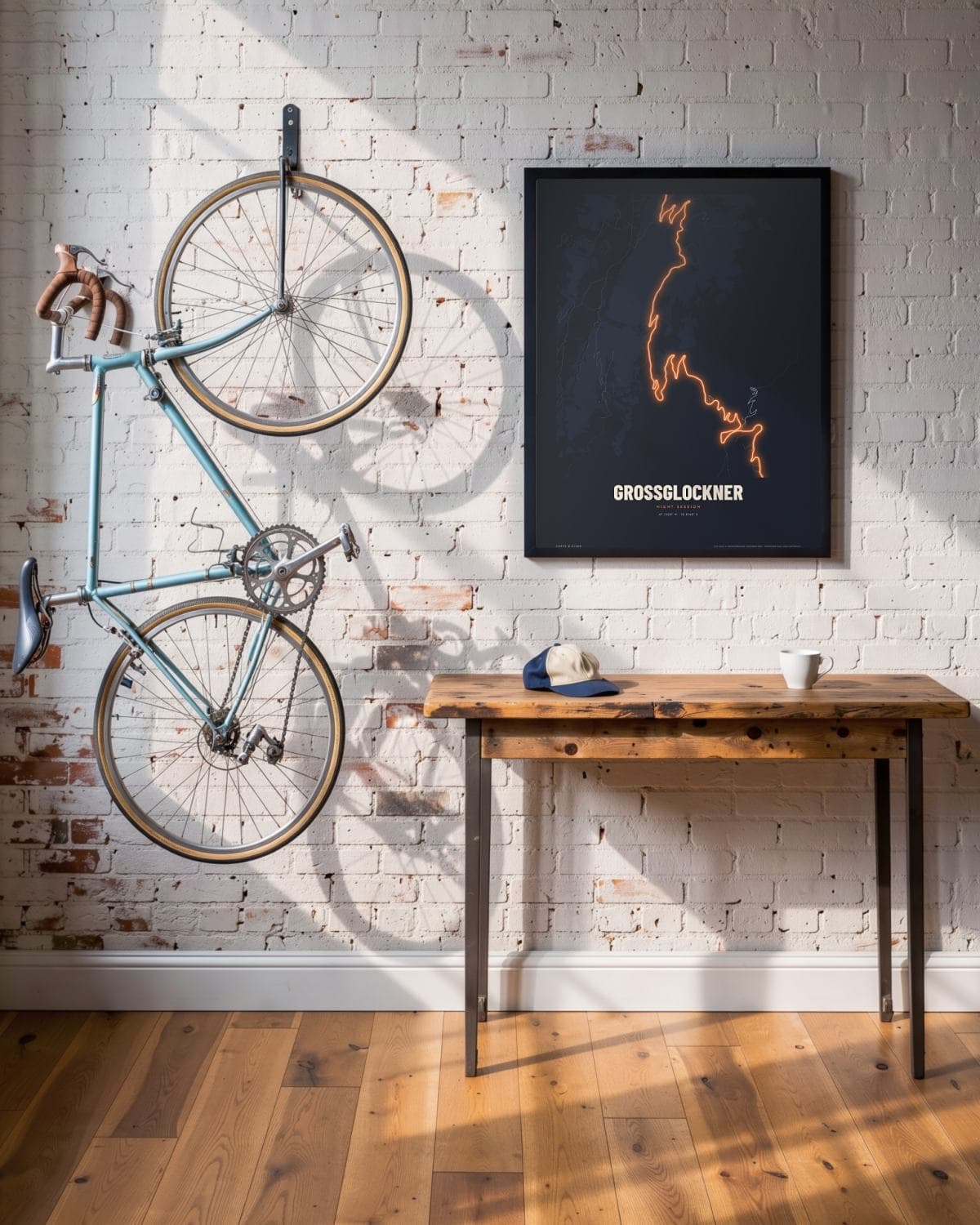 Grossglockner Night Session kaartposter in een zwarte lijst (45 × 60 cm) in een loft met een klassieke racefiets