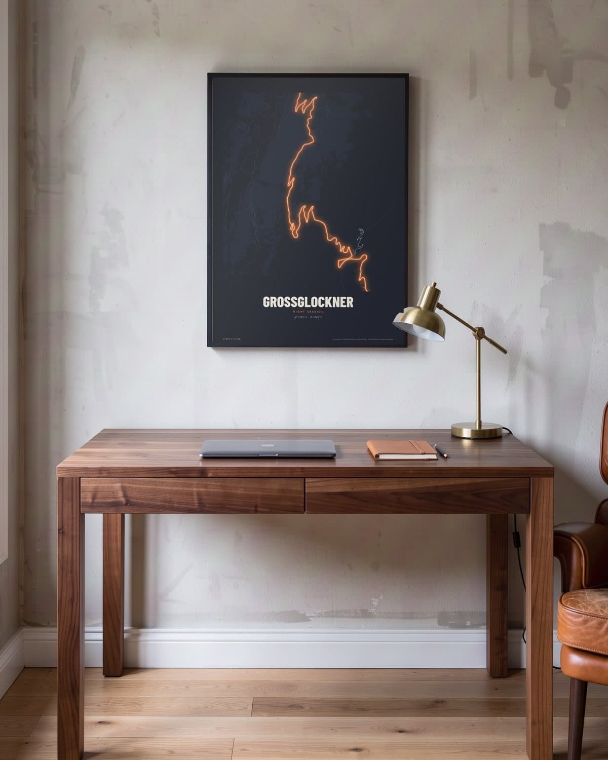 Grossglockner Night Session kaartposter in een zwarte lijst (45 × 60 cm) in een werkkamer