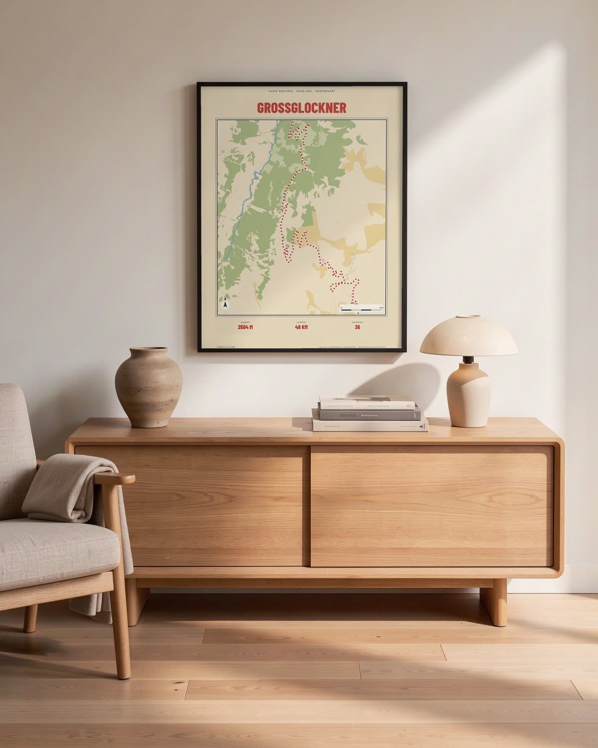 Grossglockner Carte Routière kaartposter in een zwarte lijst (45 × 60 cm) in een woonkamer