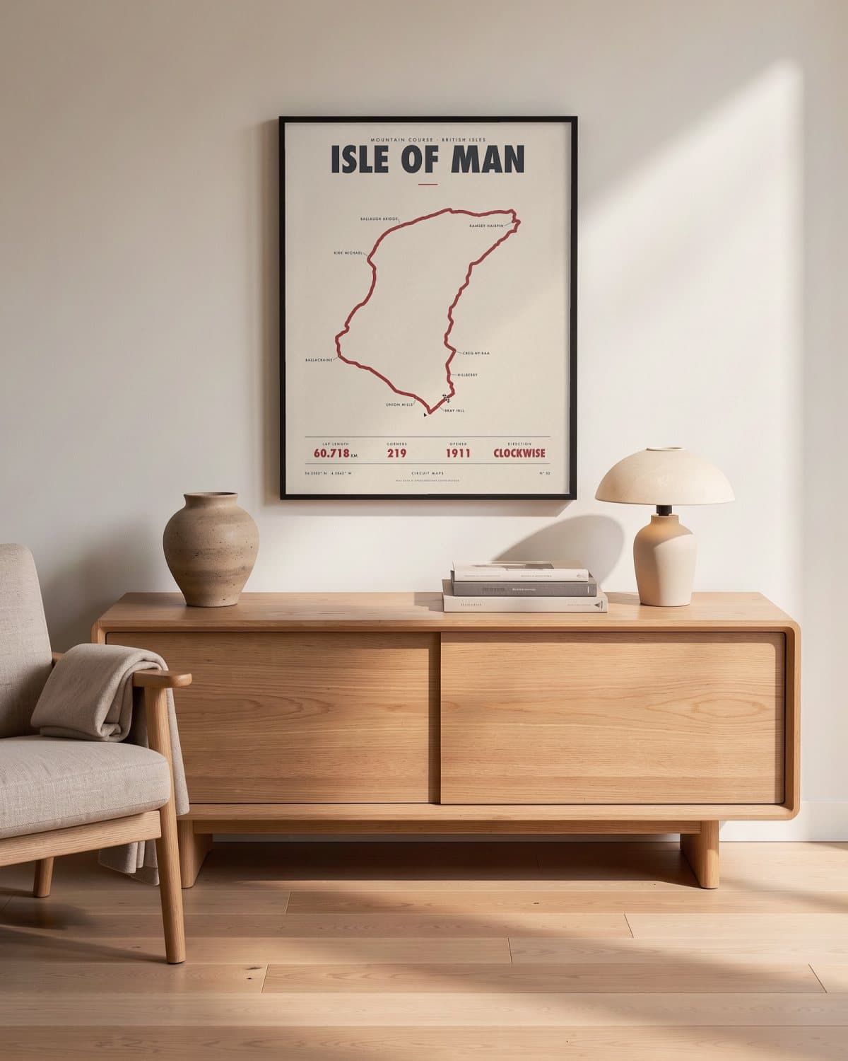 Isle Of Man circuitposter in een zwarte lijst (45 × 60 cm) in een woonkamer