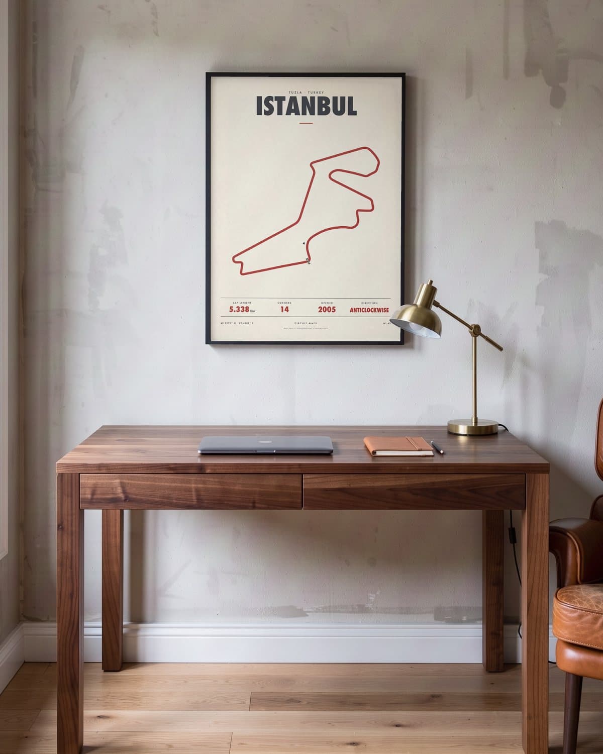 Istanbul circuitposter in een zwarte lijst (45 × 60 cm) in een werkkamer