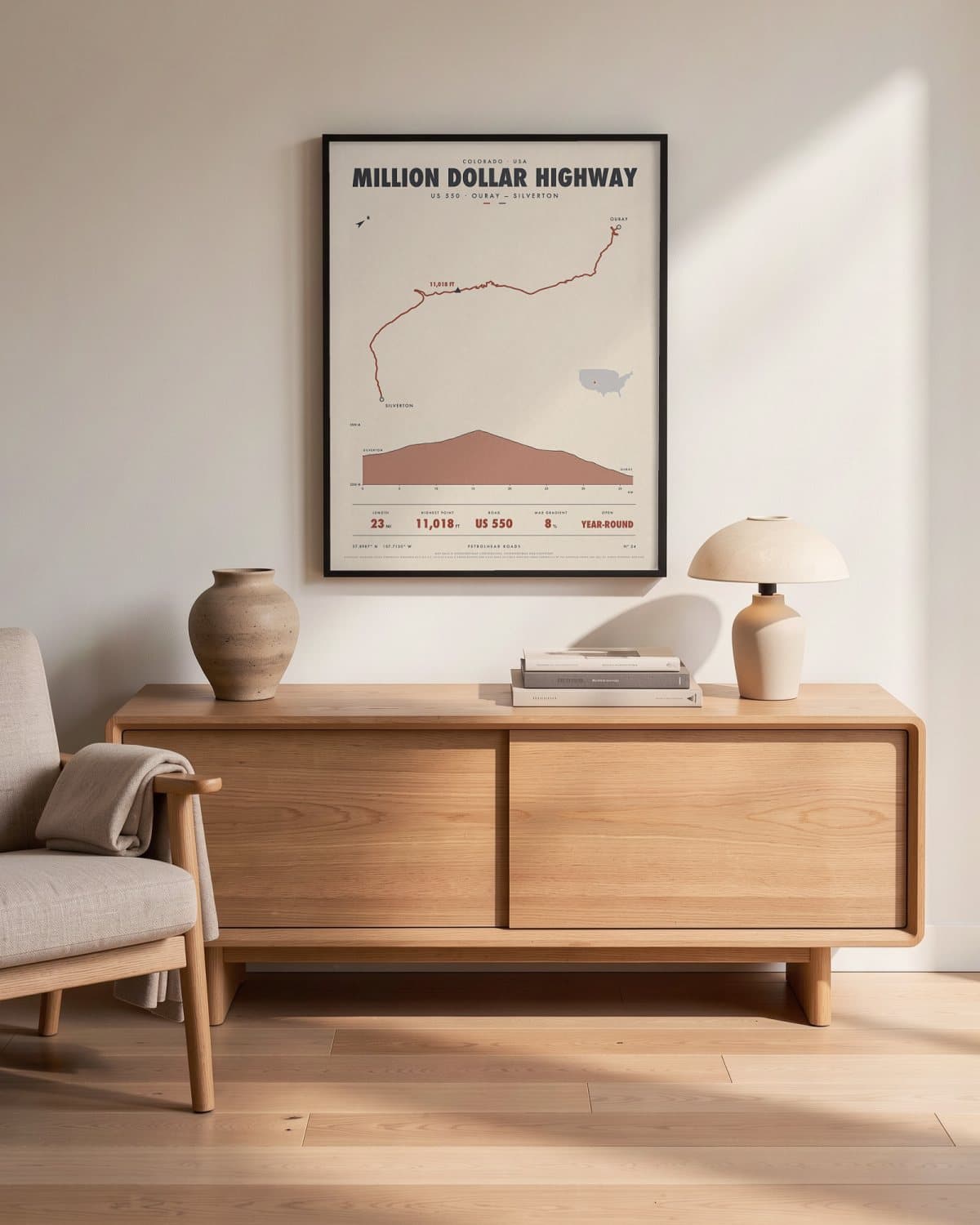 Million Dollar Highway wegposter in een zwarte lijst (45 × 60 cm) in een woonkamer