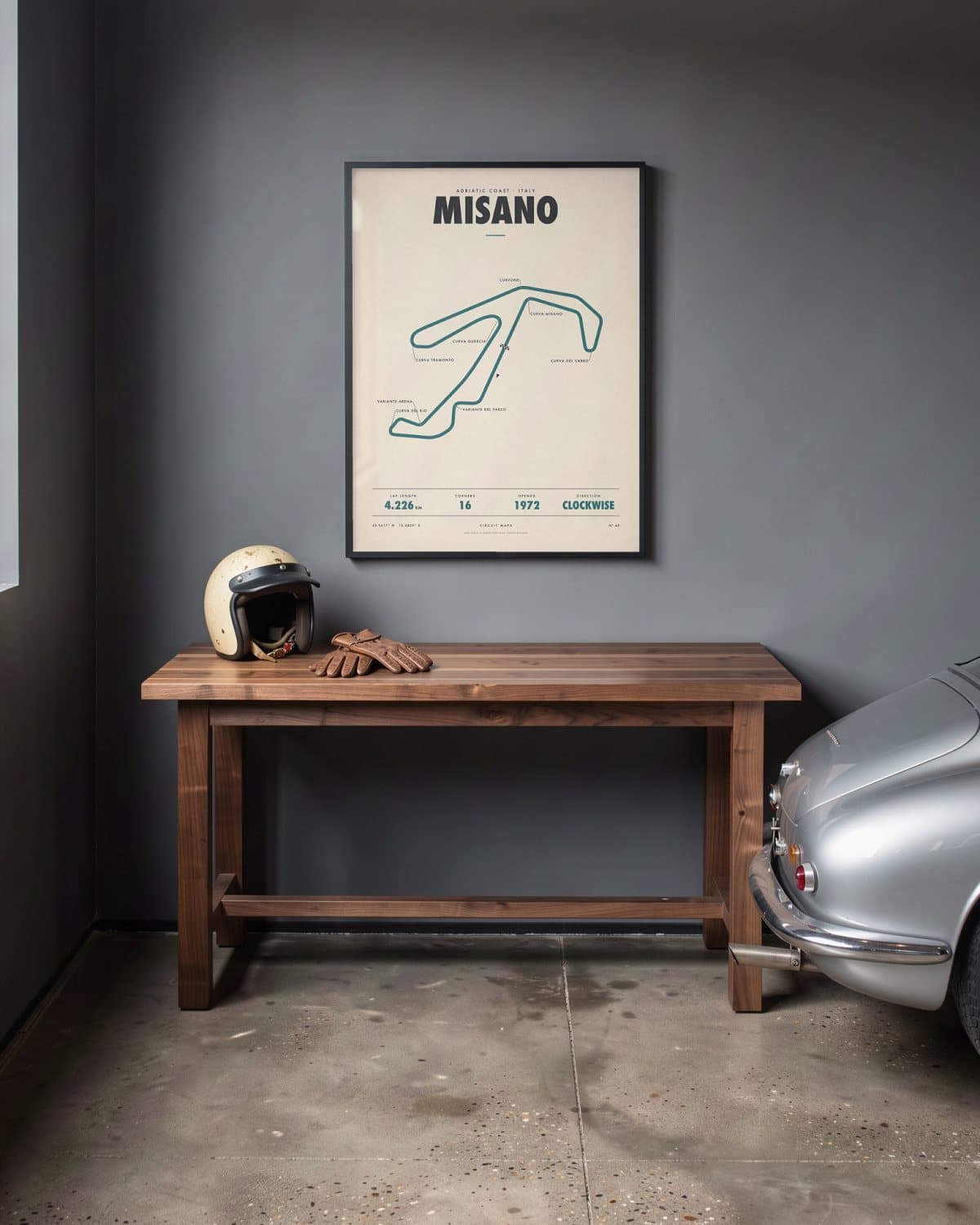 Misano circuitposter in een zwarte lijst (45 × 60 cm) in een garage