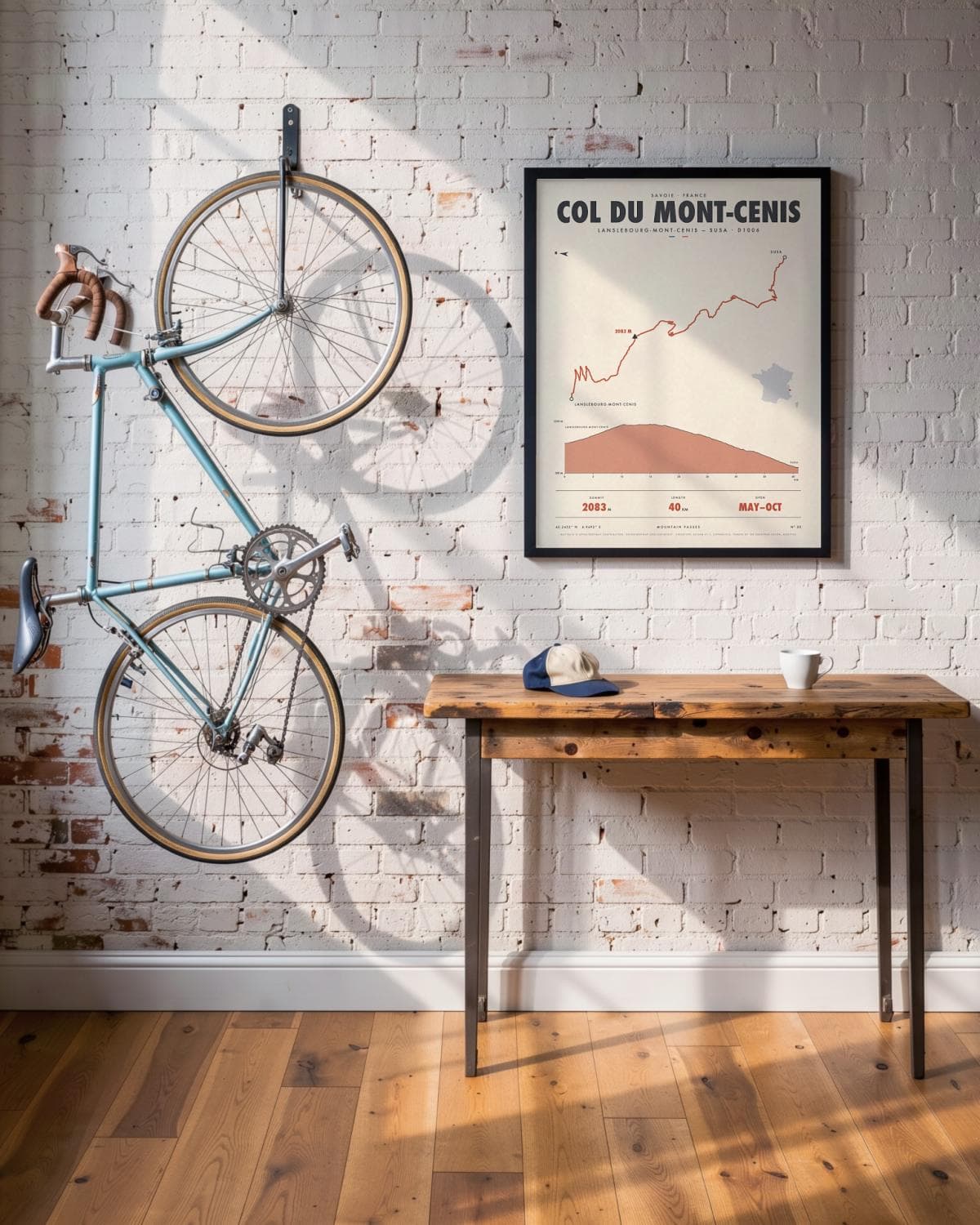 Col du Mont-Cenis bergpasposter in een zwarte lijst (45 × 60 cm) in een loft met een klassieke racefiets
