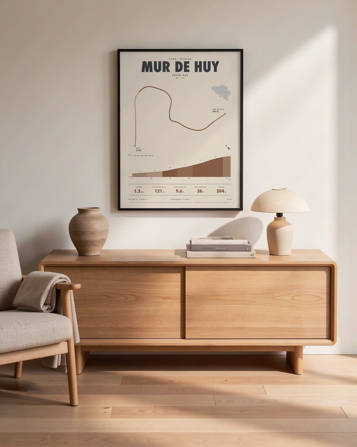 Mur de Huy fietsklimposter in een zwarte lijst (45 × 60 cm) in een woonkamer