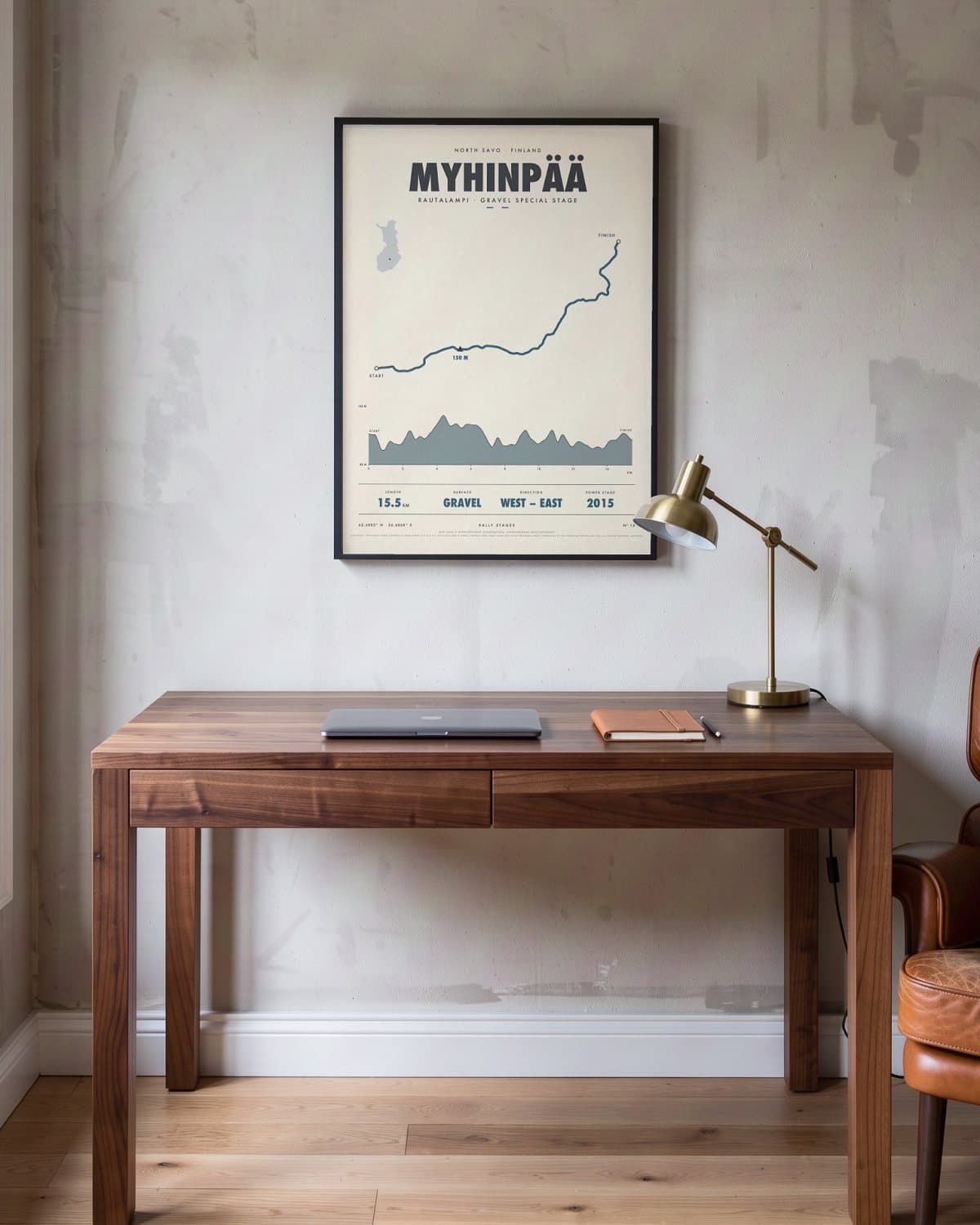Myhinpää rallyproefposter in een zwarte lijst (45 × 60 cm) in een werkkamer