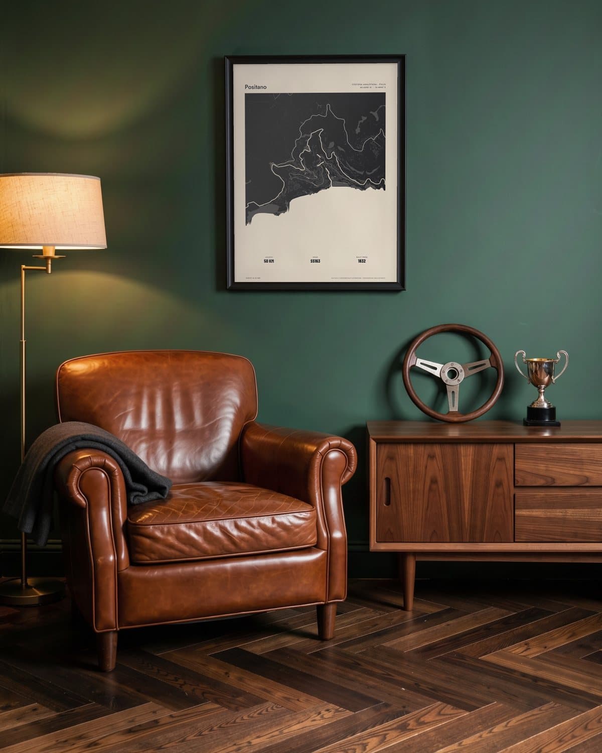 Positano Atlas Black kaartposter in een zwarte lijst (45 × 60 cm) in een groene leeskamer