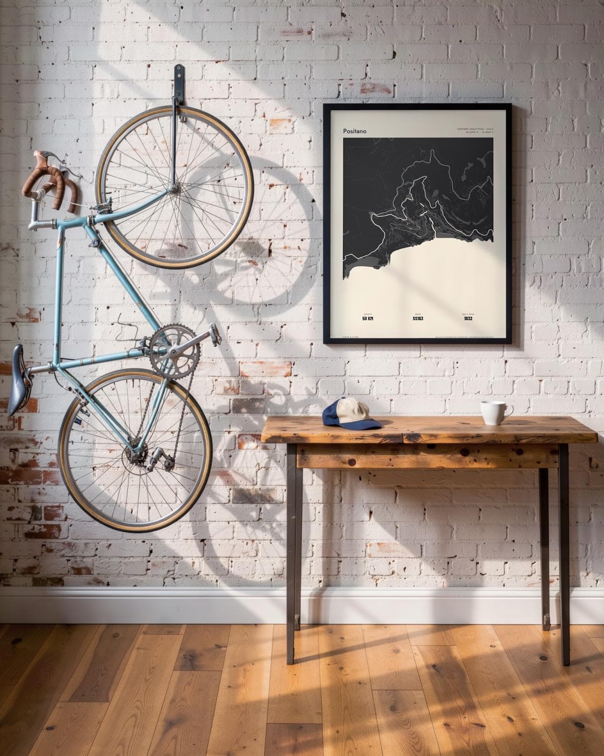 Positano Atlas Black kaartposter in een zwarte lijst (45 × 60 cm) in een loft met een klassieke racefiets