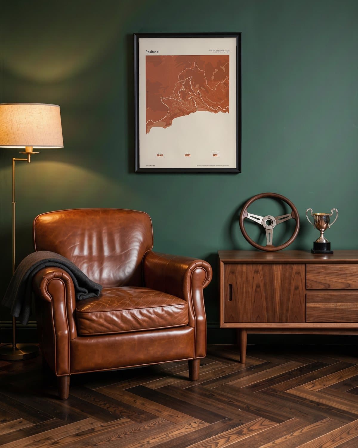 Positano Atlas Burnt Orange kaartposter in een zwarte lijst (45 × 60 cm) in een groene leeskamer