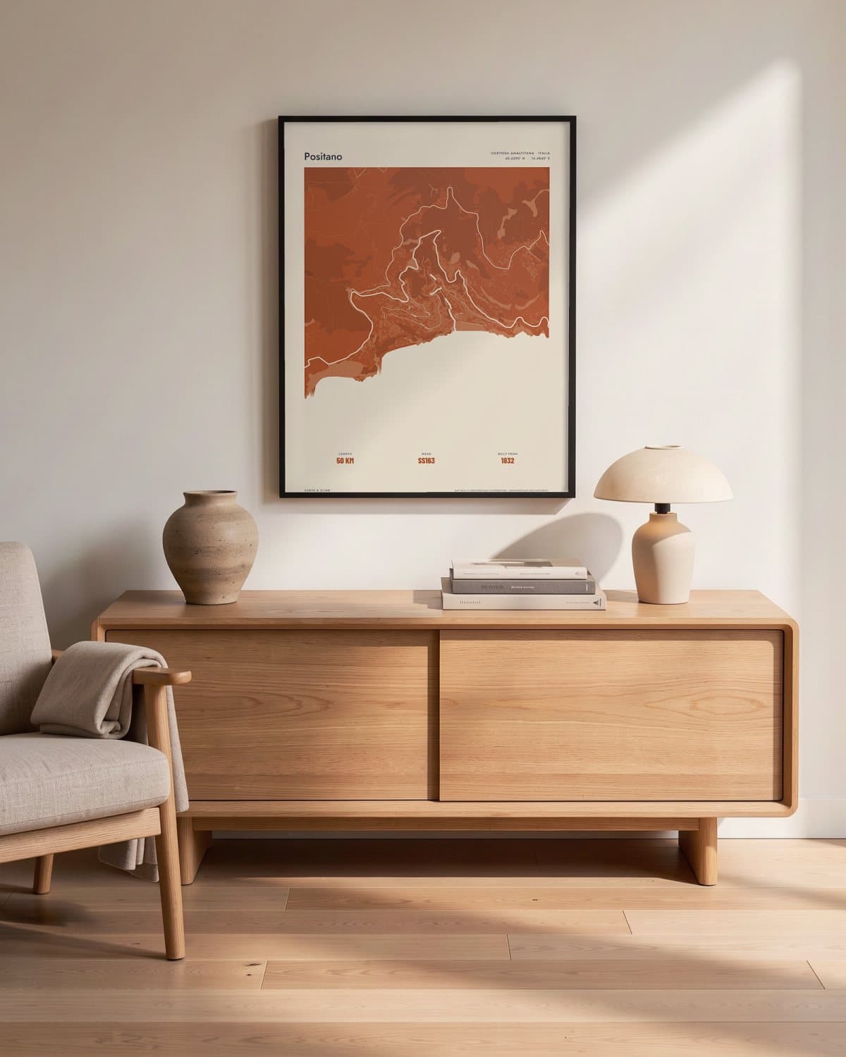 Positano Atlas Burnt Orange kaartposter in een zwarte lijst (45 × 60 cm) in een woonkamer